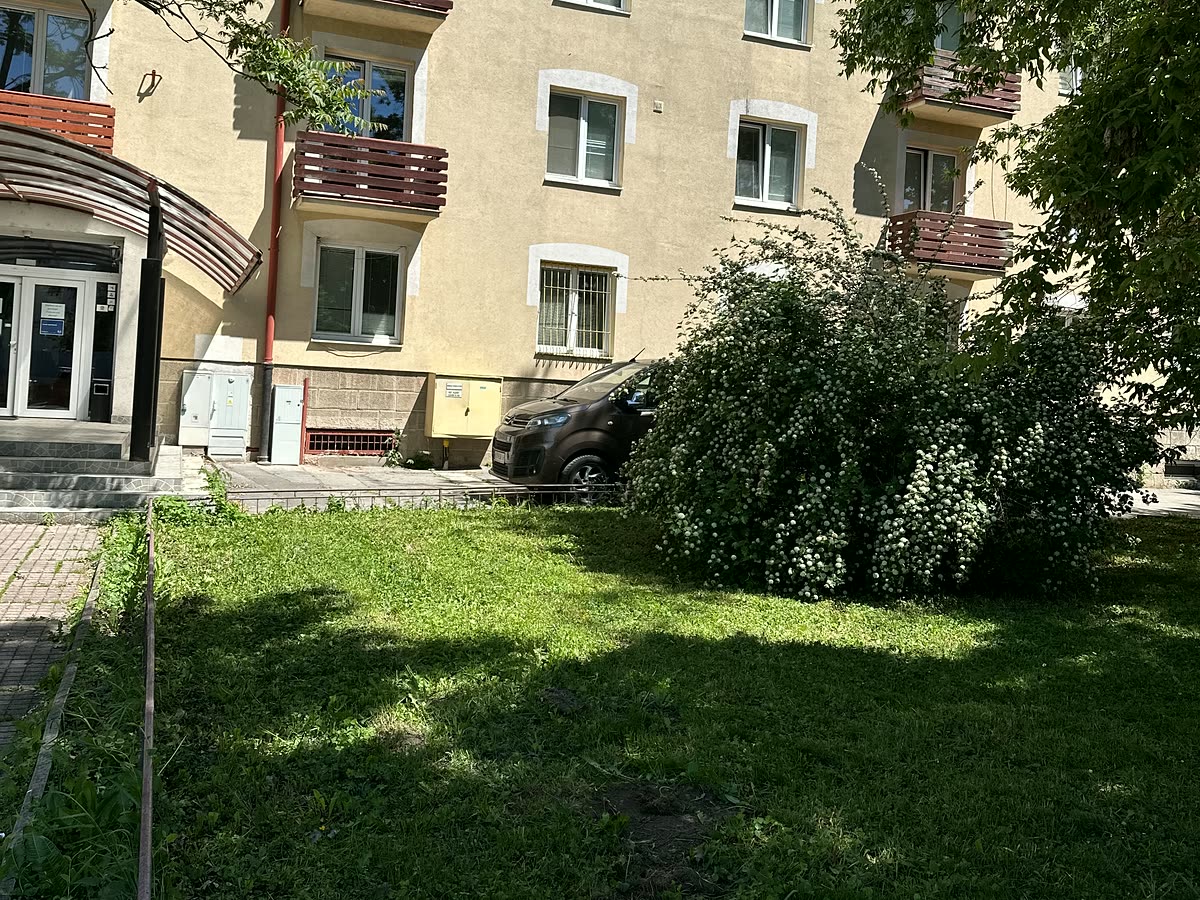 Upravená zeleň pred bytovým domom