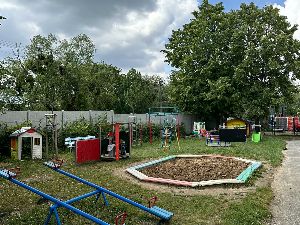 Detské ihrisko s pokosenou plochou okolo pieskoviska