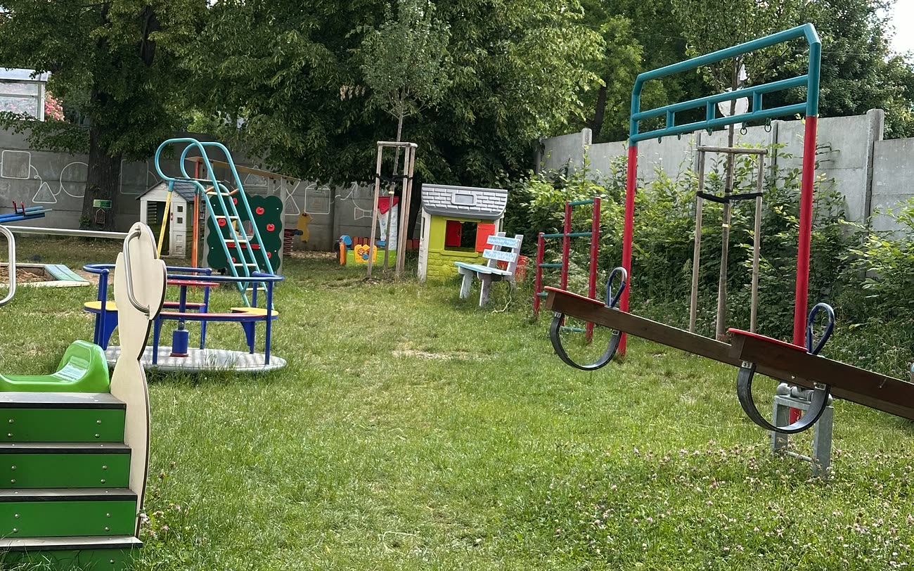 Pokosená plocha detského ihriska v Košiciach